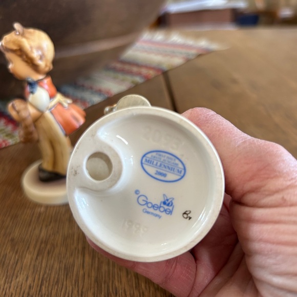 Goebel Hummel Pretzel Boy & Girl Pair Figurines - Picture 5 of 9